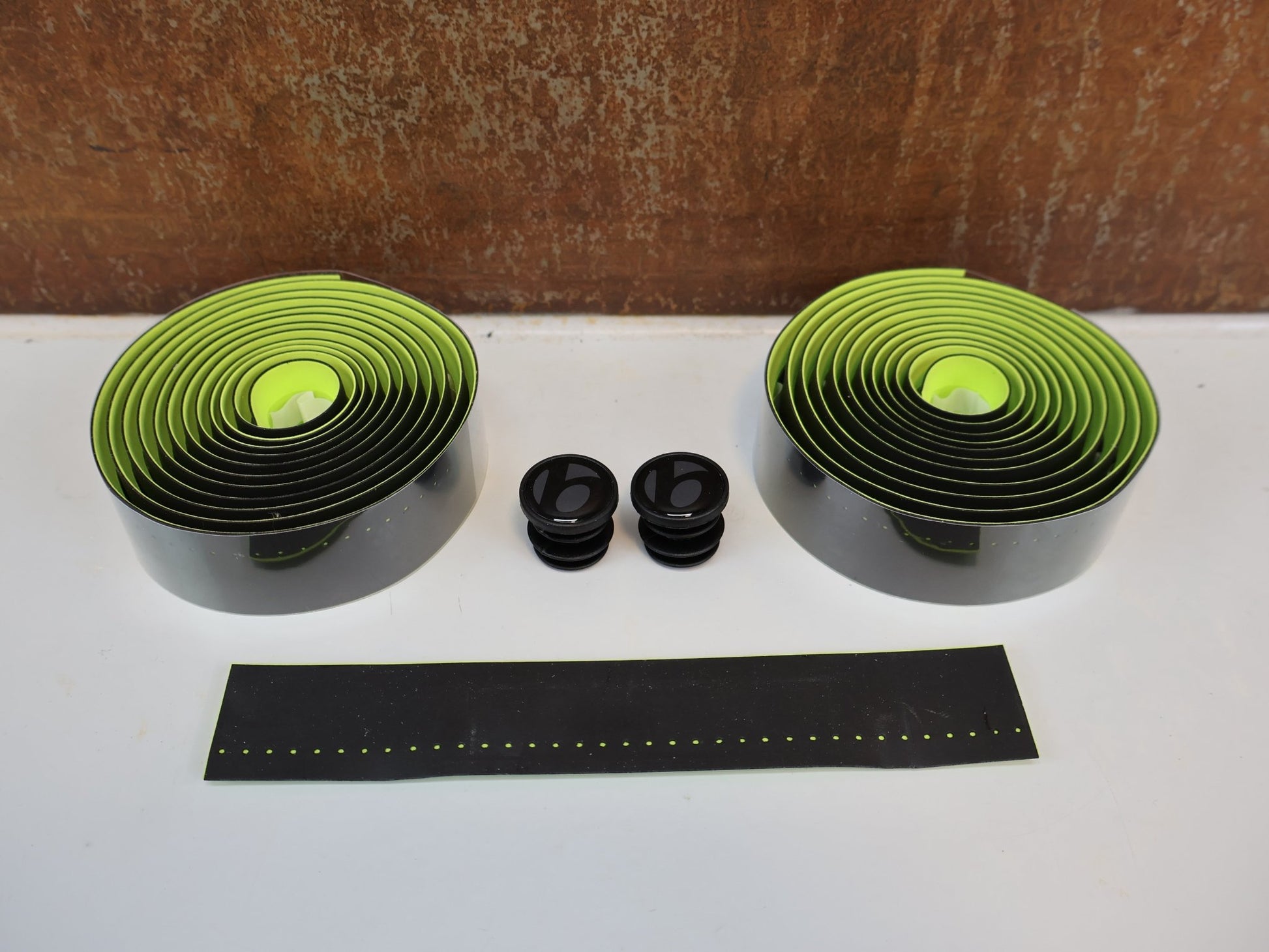 Griffe und Lenkerbänder von Bontrager, BONTRAGER PERF LINE LENKERBAND / PERFORIERT / EXTREM GRIFFIG / VOLT GELB vor USEDBIKES - OB.DE Hintergrund