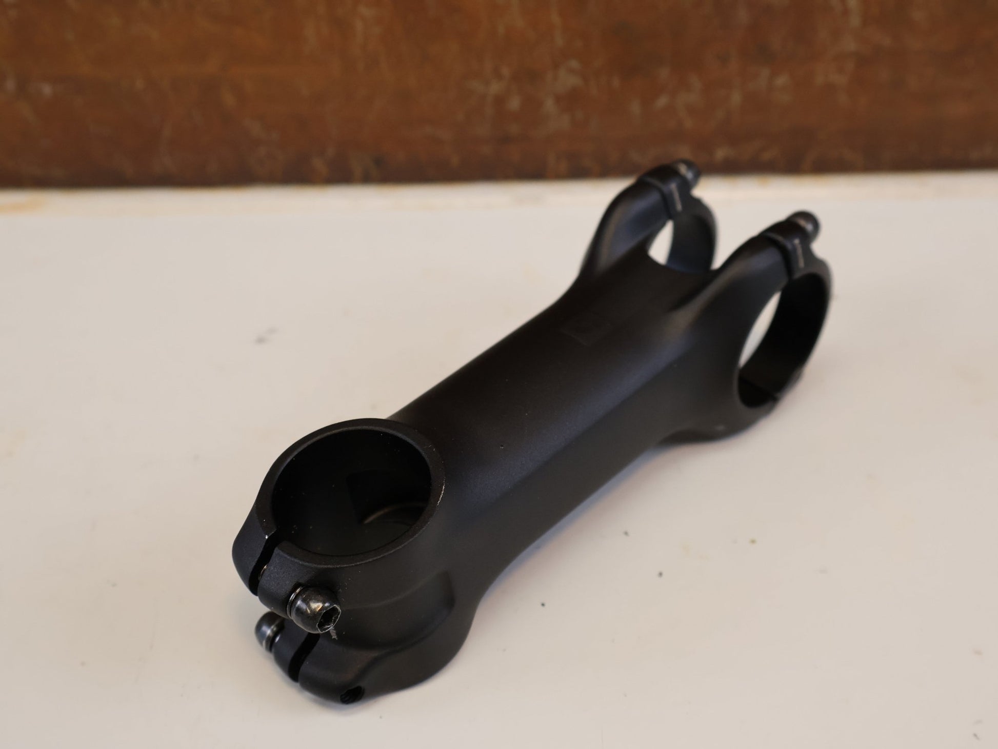 Vorbau von Bontrager, BONTRAGER PRO BLENDR VORBAU / 100 MM / 7° WINKEL / 31,8 MM LENKER vor USEDBIKES-OB.DE Hintergrund