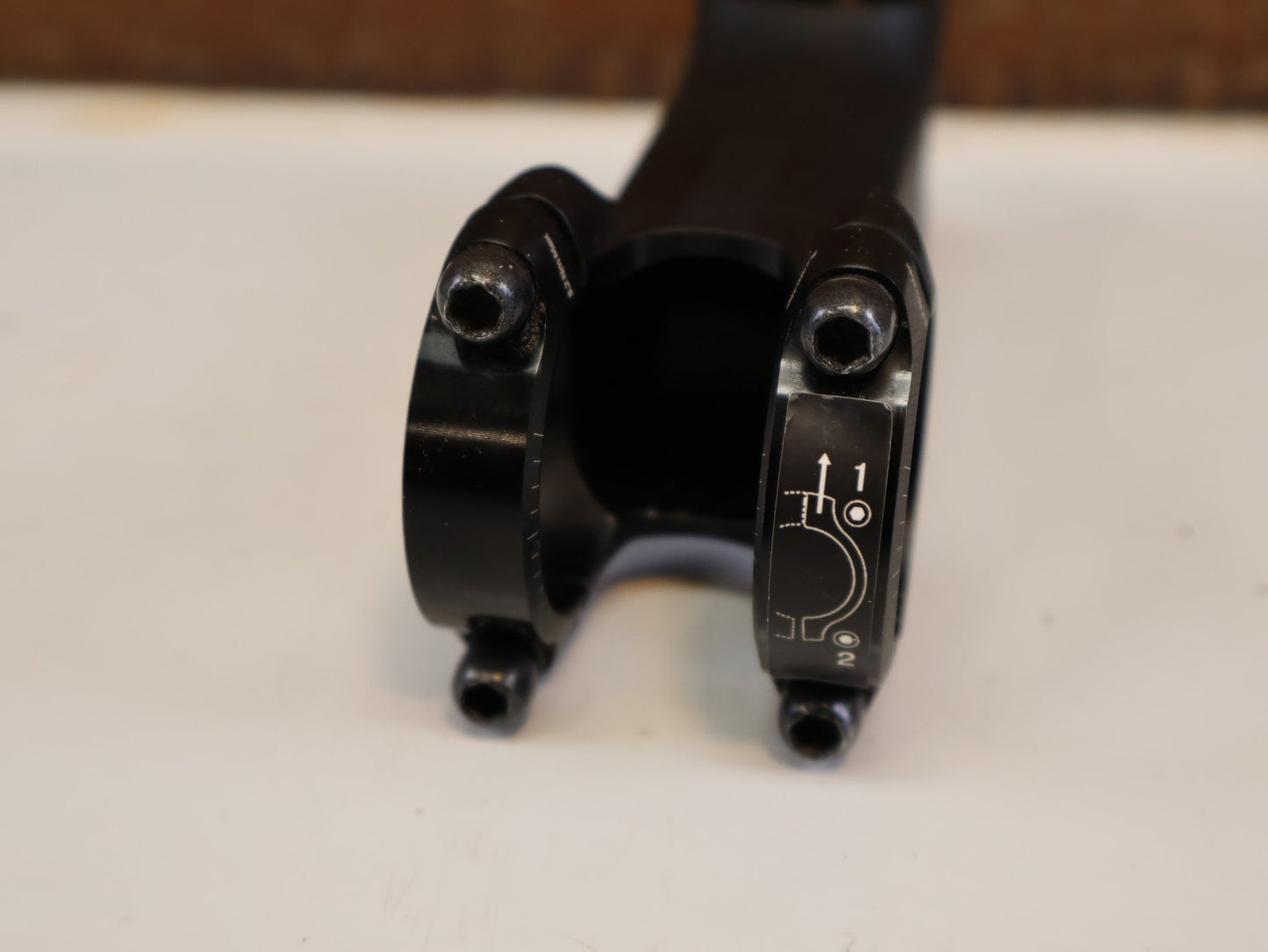 Vorbau von Bontrager, BONTRAGER PRO BLENDR VORBAU / 100 MM / 7° WINKEL / 31,8 MM LENKER vor USEDBIKES-OB.DE Hintergrund