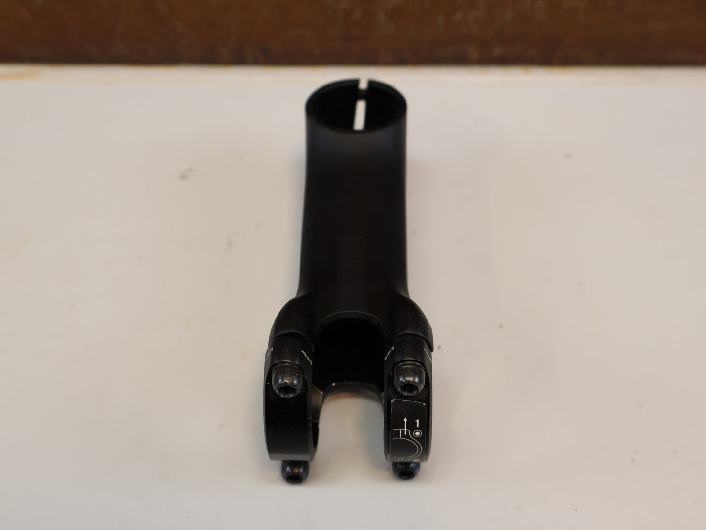 Vorbau von Bontrager, BONTRAGER PRO BLENDR VORBAU / 100 MM / 7° WINKEL / 31,8 MM LENKER vor USEDBIKES-OB.DE Hintergrund