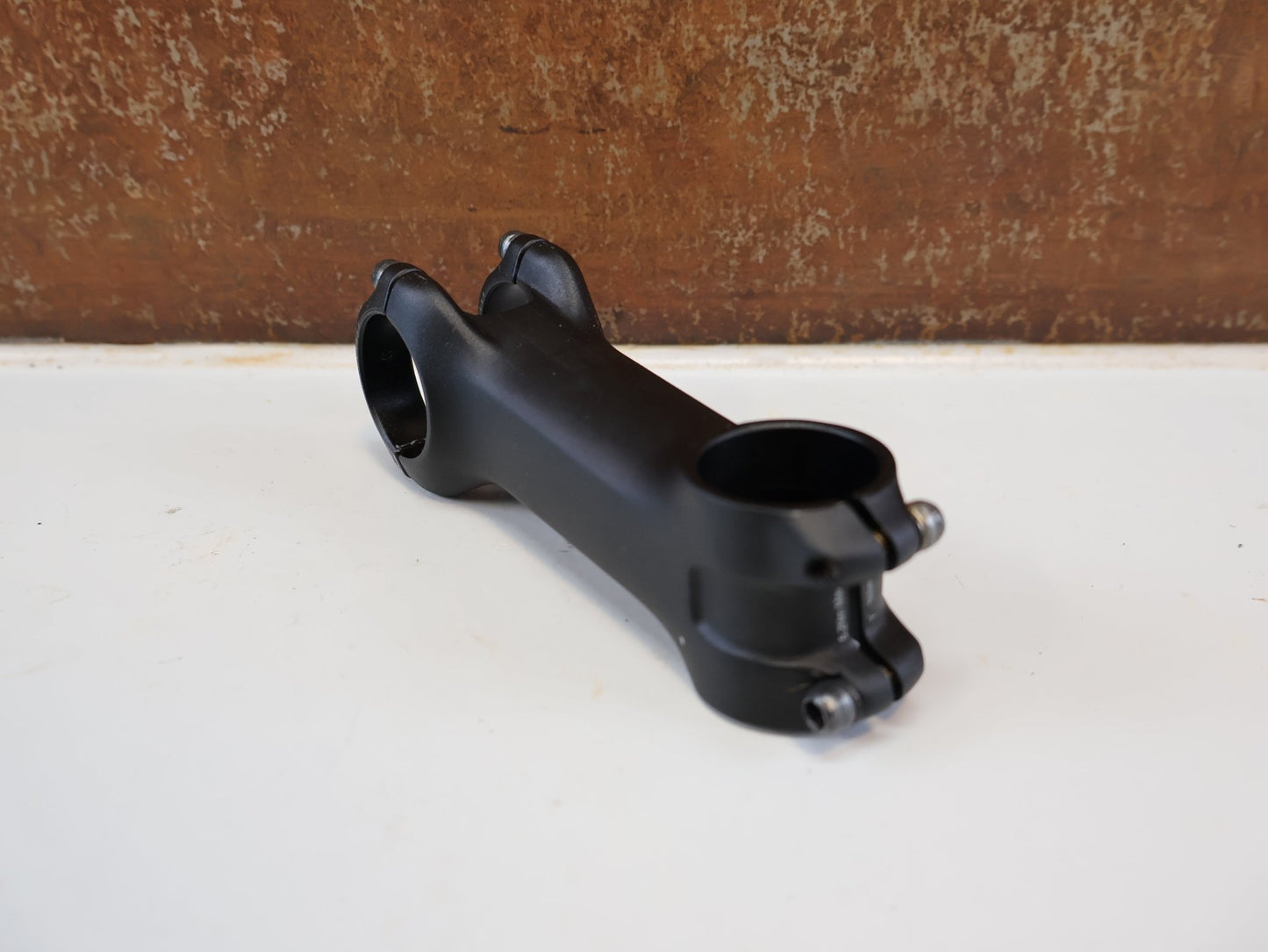 Vorbau von Bontrager, BONTRAGER PRO BLENDR VORBAU / 100 MM / 7° WINKEL / 31,8 MM LENKER vor USEDBIKES-OB.DE Hintergrund