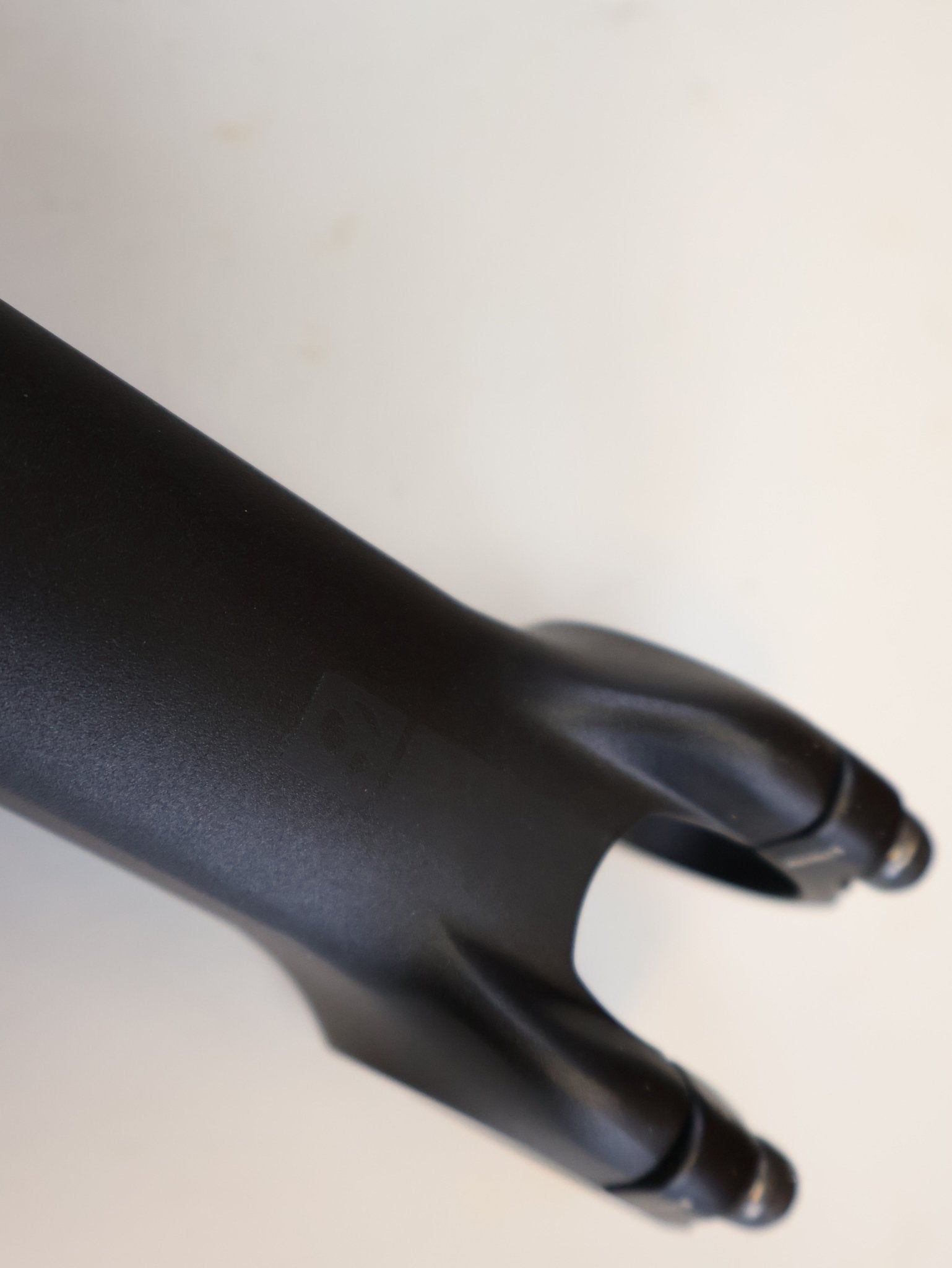 Vorbau von Bontrager, BONTRAGER PRO BLENDR VORBAU / 100 MM / 7° WINKEL / 31,8 MM LENKER vor USEDBIKES-OB.DE Hintergrund