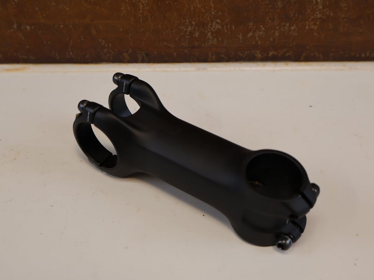 Vorbau von Bontrager, BONTRAGER PRO BLENDR VORBAU / 100 MM / 7° WINKEL / 31,8 MM LENKER vor USEDBIKES-OB.DE Hintergrund