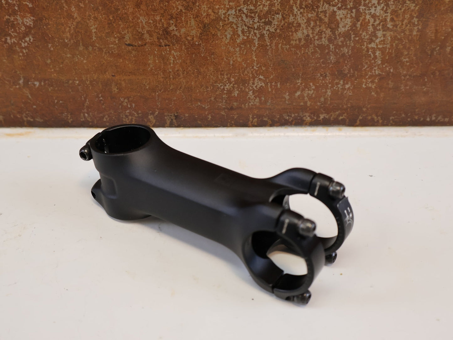 Vorbau von Bontrager, BONTRAGER PRO BLENDR VORBAU / 100 MM / 7° WINKEL / 31,8 MM LENKER vor USEDBIKES-OB.DE Hintergrund