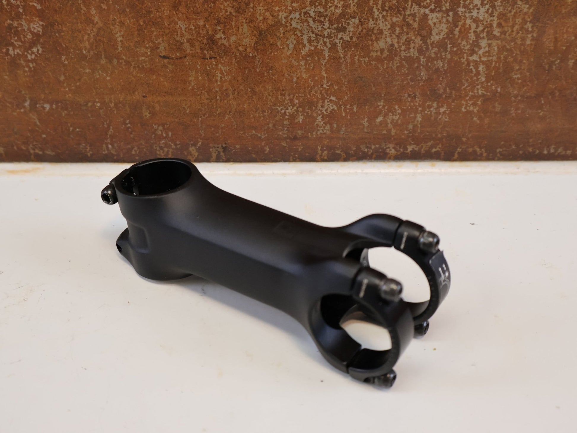 Vorbau von Bontrager, BONTRAGER PRO BLENDR VORBAU / 100 MM / 7° WINKEL / 31,8 MM LENKER vor USEDBIKES-OB.DE Hintergrund