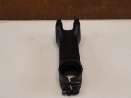 Vorbau von Bontrager, BONTRAGER PRO BLENDR VORBAU / 100 MM / 7° WINKEL / 31,8 MM LENKER vor USEDBIKES-OB.DE Hintergrund