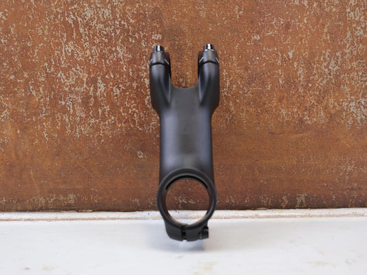 Vorbau von Bontrager, BONTRAGER PRO BLENDR VORBAU 80MM 7 GRAD 31.8MM 132G 5344868 vor USEDBIKES-OB.DE Hintergrund