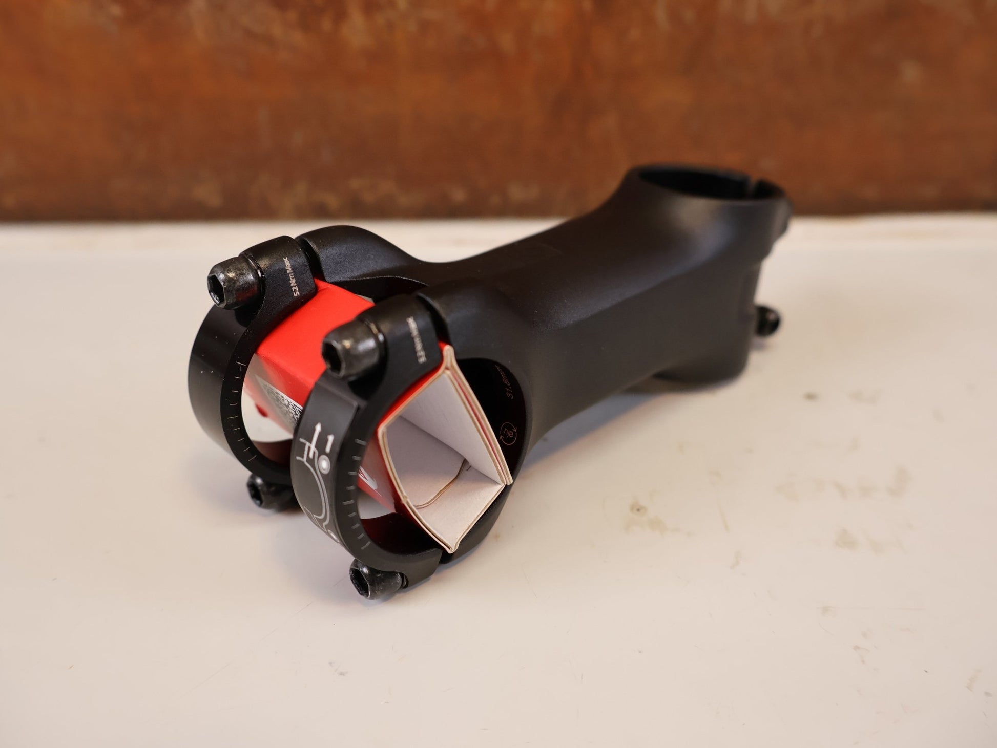 Vorbau von Bontrager, BONTRAGER PRO BLENDR VORBAU 90 MM / 7 GRAD vor USEDBIKES-OB.DE Hintergrund