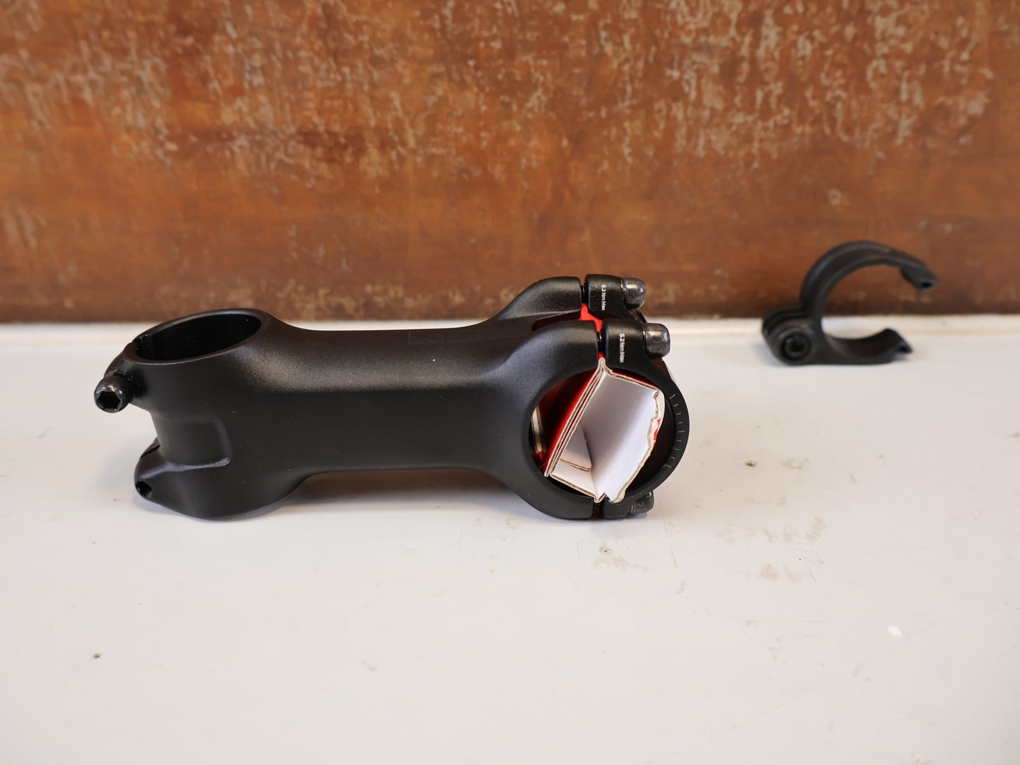 Vorbau von Bontrager, BONTRAGER PRO BLENDR VORBAU 90 MM / 7 GRAD vor USEDBIKES-OB.DE Hintergrund