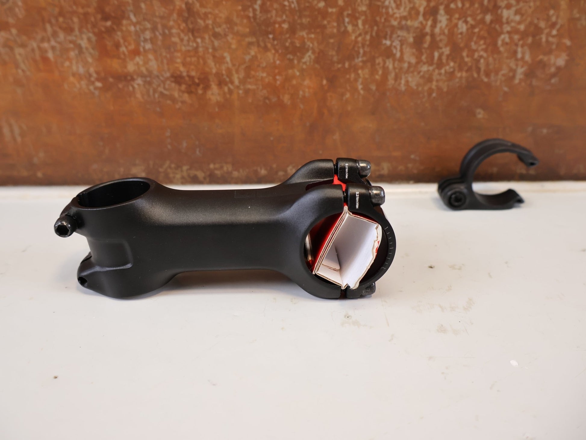 Vorbau von Bontrager, BONTRAGER PRO BLENDR VORBAU 90 MM / 7 GRAD vor USEDBIKES-OB.DE Hintergrund