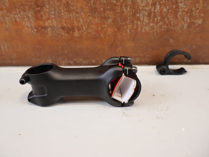Vorbau von Bontrager, BONTRAGER PRO BLENDR VORBAU 90 MM / 7 GRAD vor USEDBIKES-OB.DE Hintergrund