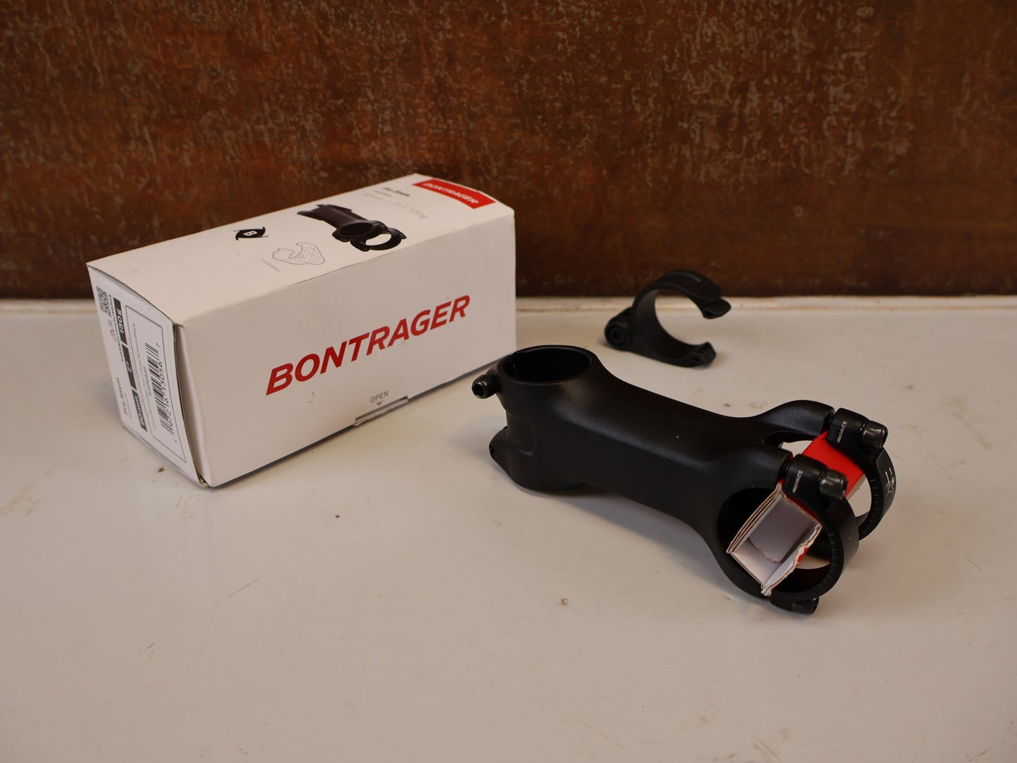 Vorbau von Bontrager, BONTRAGER PRO BLENDR VORBAU 90 MM / 7 GRAD vor USEDBIKES-OB.DE Hintergrund