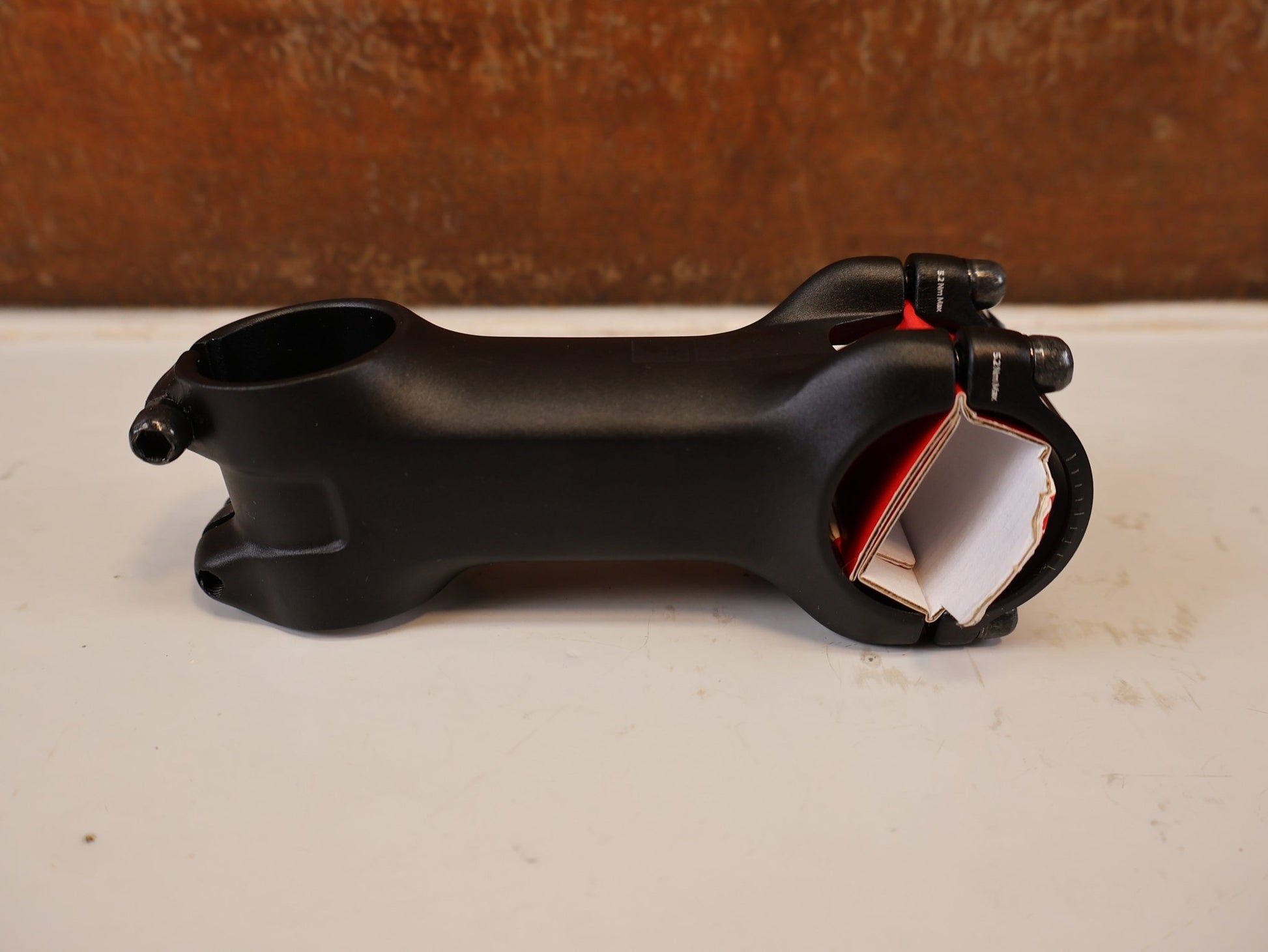 Vorbau von Bontrager, BONTRAGER PRO BLENDR VORBAU 90 MM / 7 GRAD vor USEDBIKES-OB.DE Hintergrund