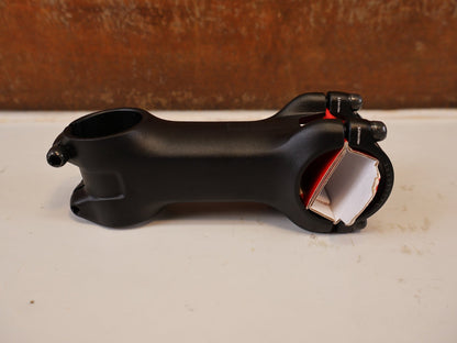 Vorbau von Bontrager, BONTRAGER PRO BLENDR VORBAU 90 MM / 7 GRAD vor USEDBIKES-OB.DE Hintergrund