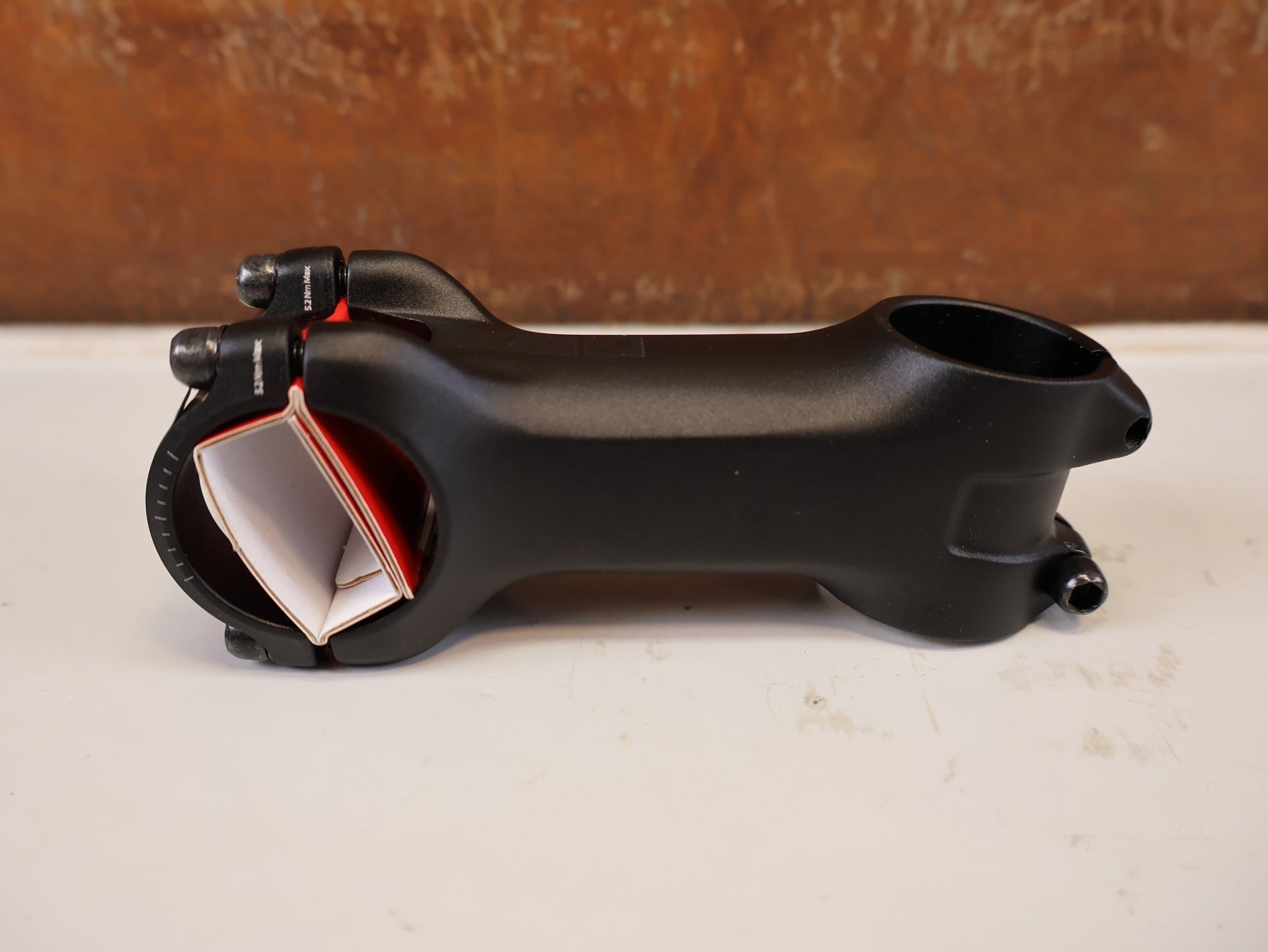 Vorbau von Bontrager, BONTRAGER PRO BLENDR VORBAU 90 MM / 7 GRAD vor USEDBIKES-OB.DE Hintergrund