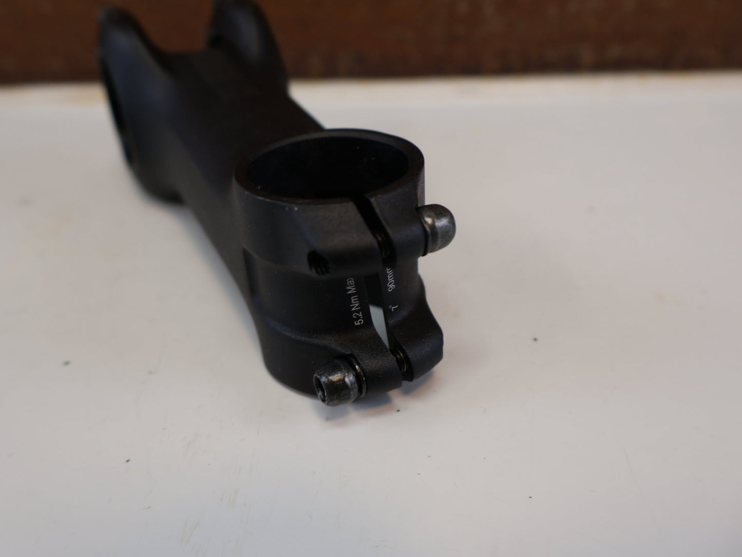 Vorbau von Bontrager, BONTRAGER PRO BLENDR VORBAU / 90 MM / 7° WINKEL / 31,8 MM LENKER vor USEDBIKES-OB.DE Hintergrund