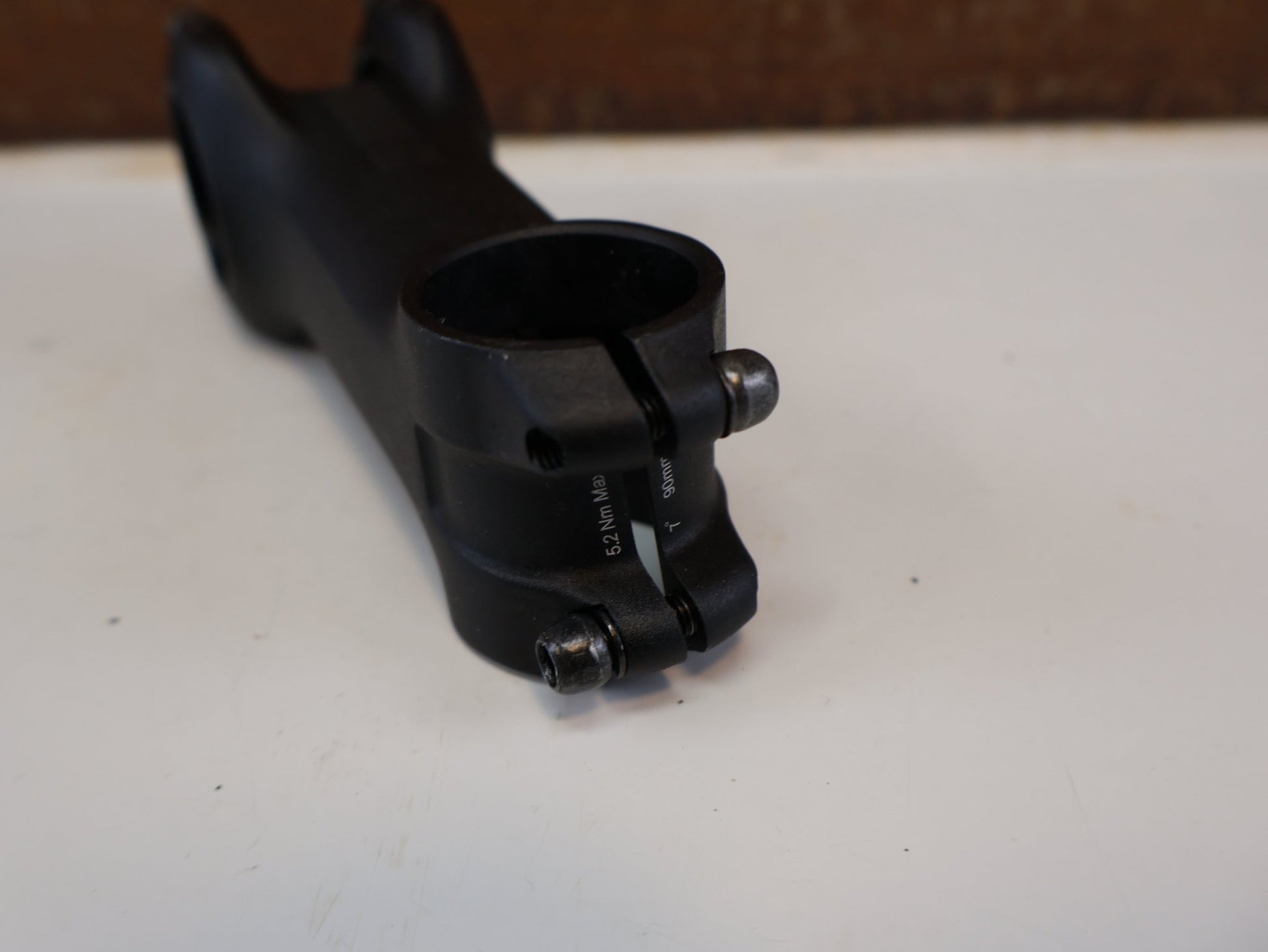 Vorbau von Bontrager, BONTRAGER PRO BLENDR VORBAU / 90 MM / 7° WINKEL / 31,8 MM LENKER vor USEDBIKES-OB.DE Hintergrund