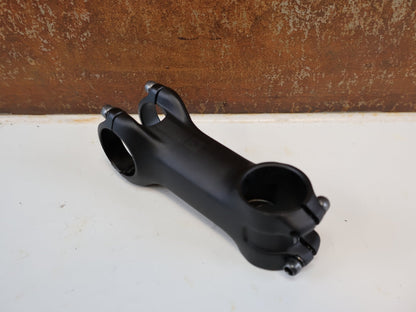 Vorbau von Bontrager, BONTRAGER PRO BLENDR VORBAU / 90 MM / 7° WINKEL / 31,8 MM LENKER vor USEDBIKES-OB.DE Hintergrund