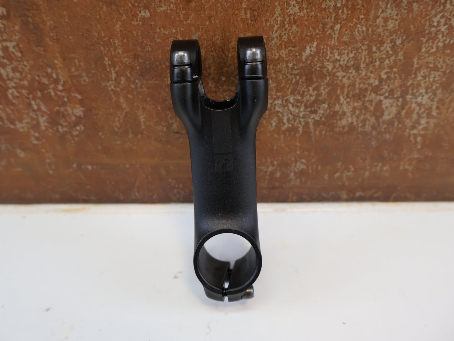 Vorbau von Bontrager, BONTRAGER PRO BLENDR VORBAU / 90 MM / 7° WINKEL / 31,8 MM LENKER vor USEDBIKES-OB.DE Hintergrund