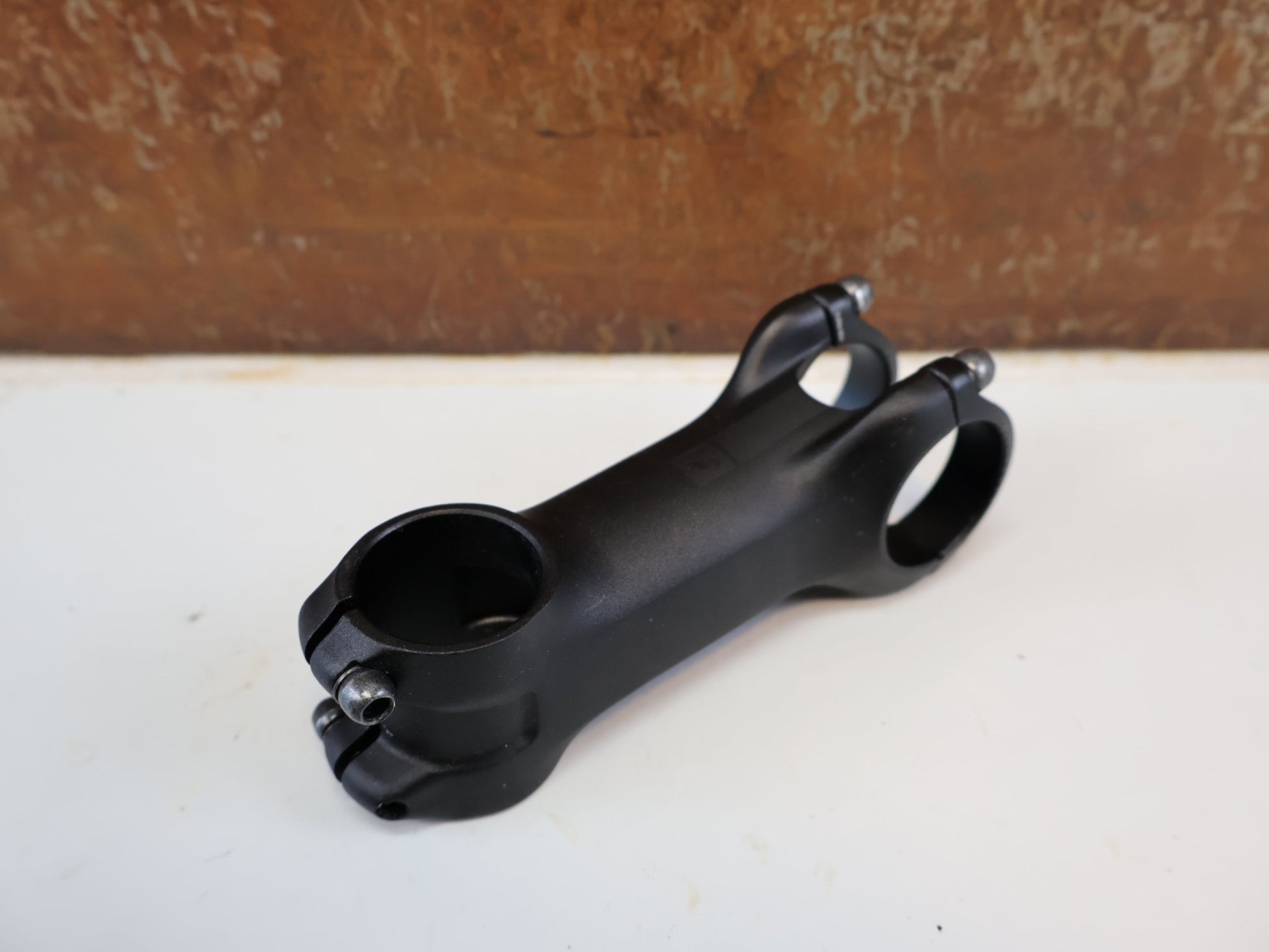 Vorbau von Bontrager, BONTRAGER PRO BLENDR VORBAU / 90 MM / 7° WINKEL / 31,8 MM LENKER vor USEDBIKES-OB.DE Hintergrund
