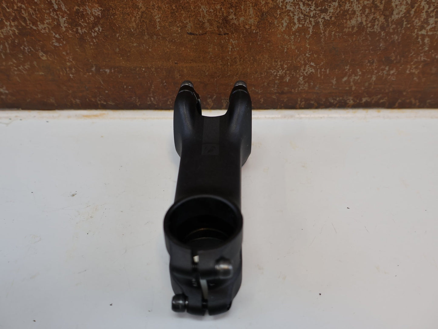 Vorbau von Bontrager, BONTRAGER PRO BLENDR VORBAU / 90 MM / 7° WINKEL / 31,8 MM LENKER vor USEDBIKES-OB.DE Hintergrund