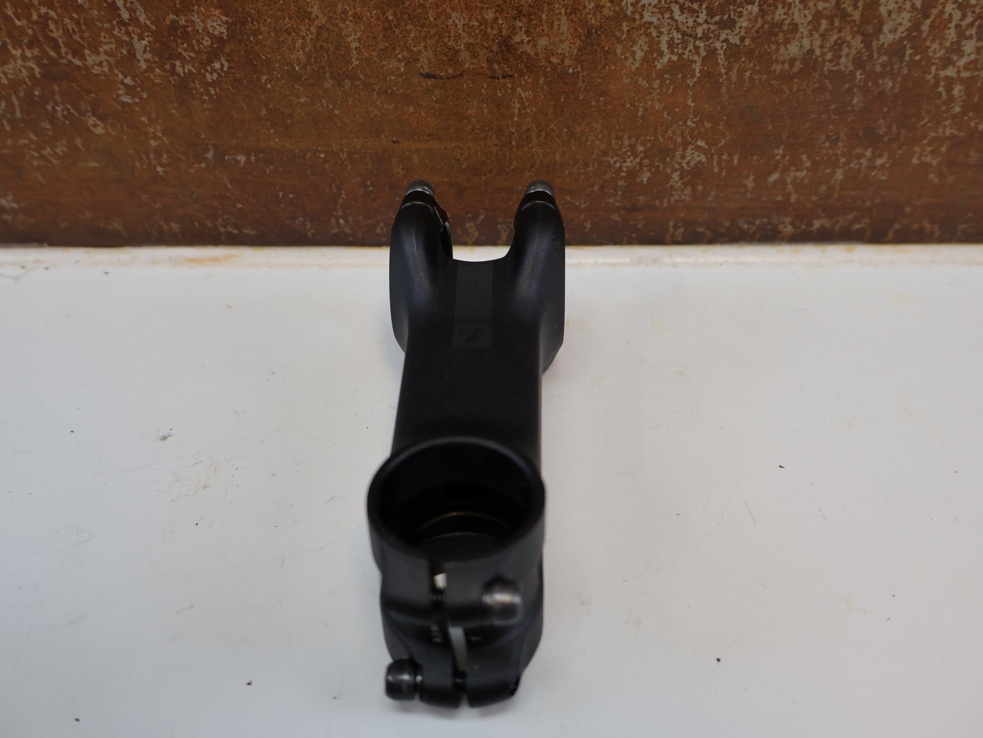 Vorbau von Bontrager, BONTRAGER PRO BLENDR VORBAU / 90 MM / 7° WINKEL / 31,8 MM LENKER vor USEDBIKES-OB.DE Hintergrund