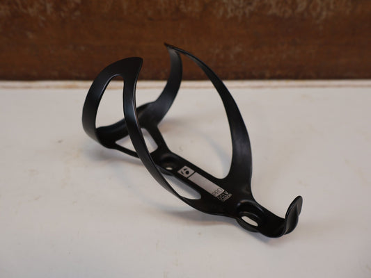 Trinkflaschen und Halter von Trek, BONTRAGER PRO CARBON FLASCHENHALTER / TOP LOAD 17G ULTRA LEICHT ROAD MTB vor USEDBIKES-OB.DE Hintergrund