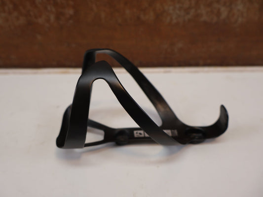 Trinkflaschen und Halter von Trek, BONTRAGER PRO CARBON FLASCHENHALTER / TOP LOAD 17G ULTRA LEICHT ROAD MTB vor USEDBIKES-OB.DE Hintergrund