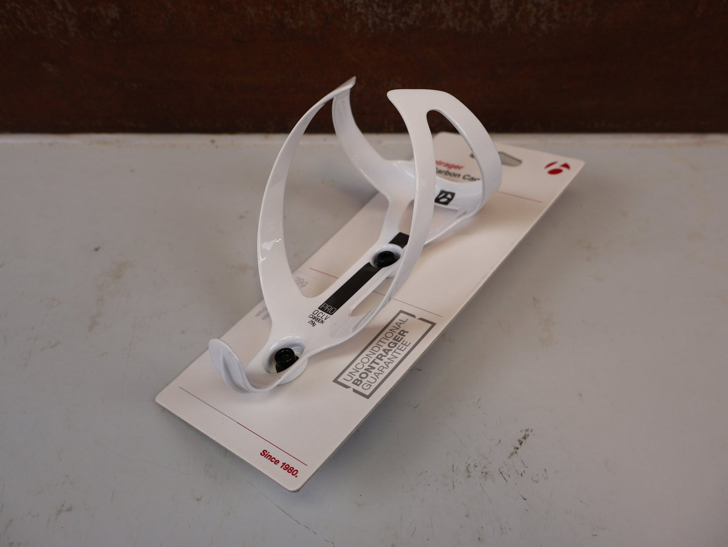 Trinkflaschen und Halter von Bontrager, BONTRAGER PRO CARBON FLASCHENHALTER WEISS vor USEDBIKES-OB.DE Hintergrund