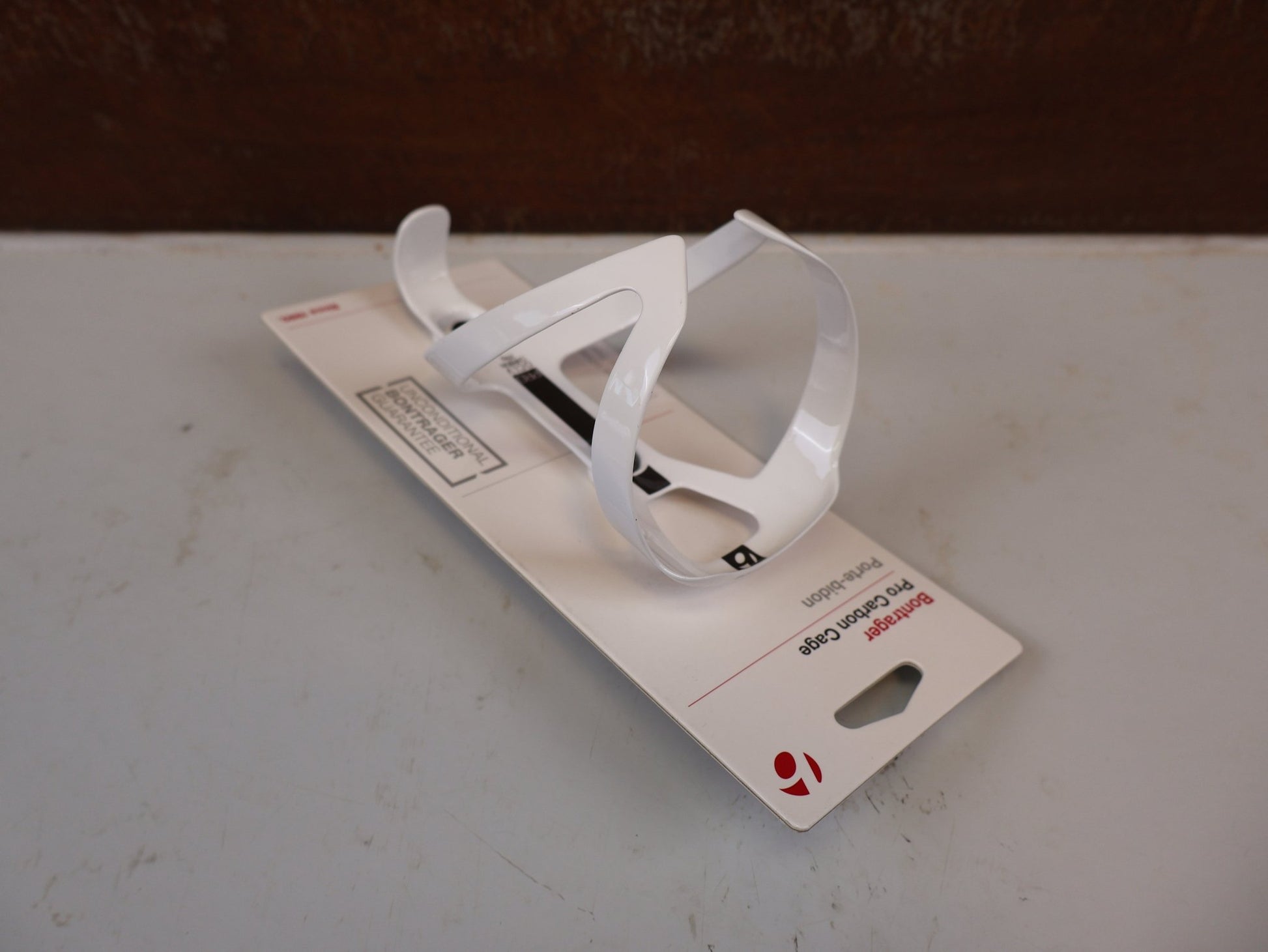 Trinkflaschen und Halter von Bontrager, BONTRAGER PRO CARBON FLASCHENHALTER WEISS vor USEDBIKES-OB.DE Hintergrund