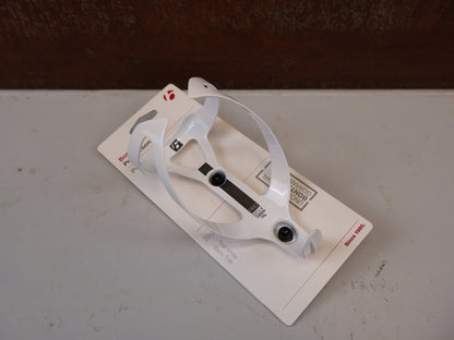 Trinkflaschen und Halter von Bontrager, BONTRAGER PRO CARBON FLASCHENHALTER WEISS vor USEDBIKES-OB.DE Hintergrund