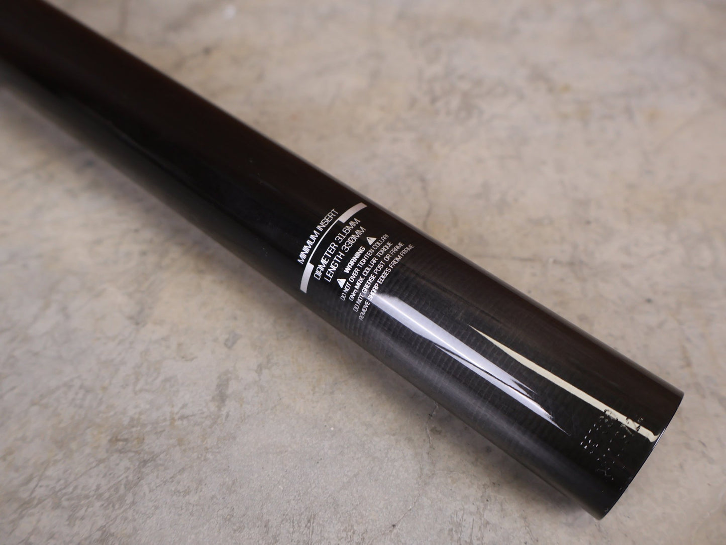 Sattelstütze von Bontrager, BONTRAGER PRO CARBON SATTELSTÜTZE – 31,6 MM – 330 MM – 0 MM OFFSET vor USEDBIKES - OB.DE Hintergrund