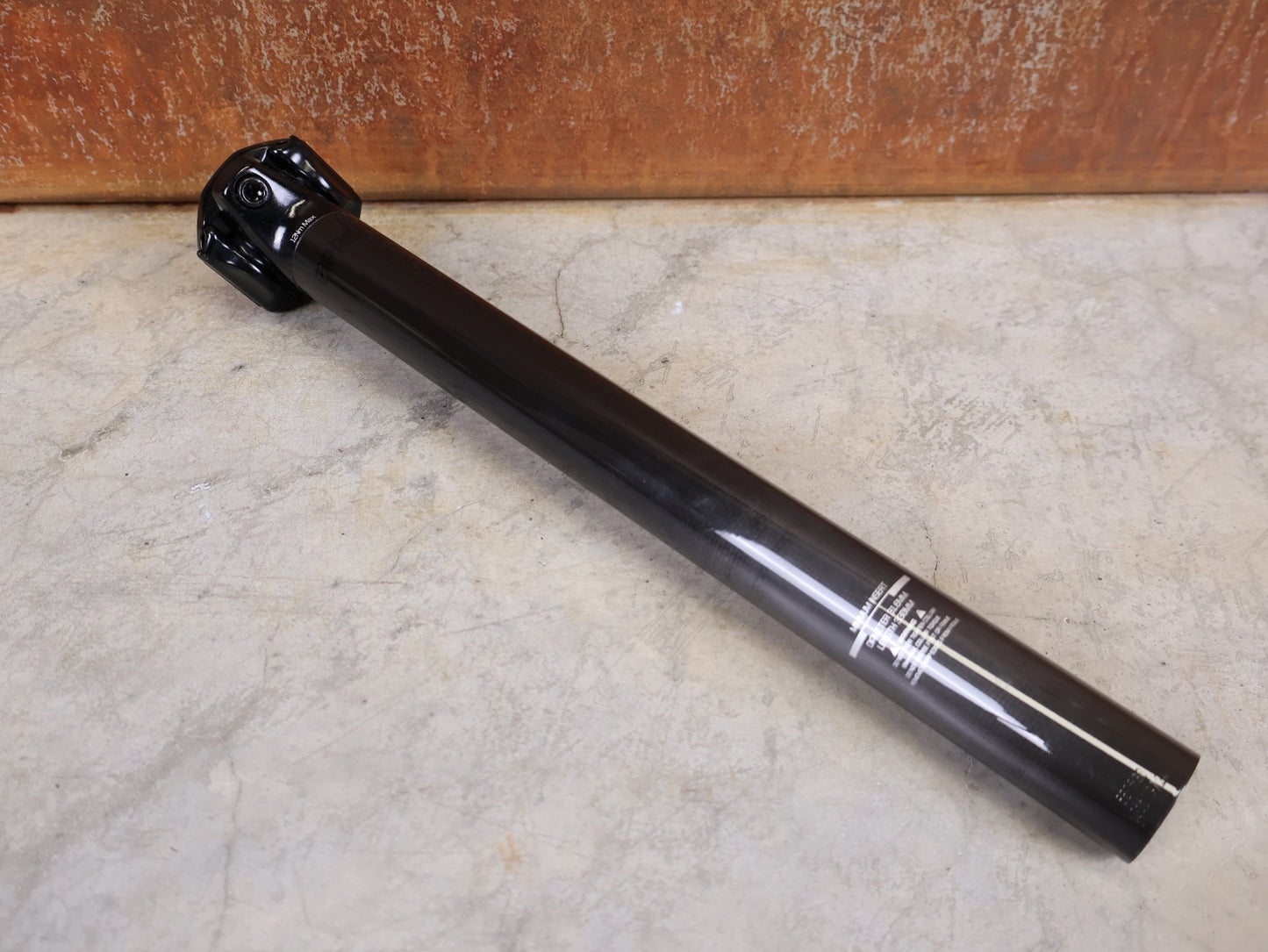 Sattelstütze von Bontrager, BONTRAGER PRO CARBON SATTELSTÜTZE – 31,6 MM – 330 MM – 0 MM OFFSET vor USEDBIKES - OB.DE Hintergrund