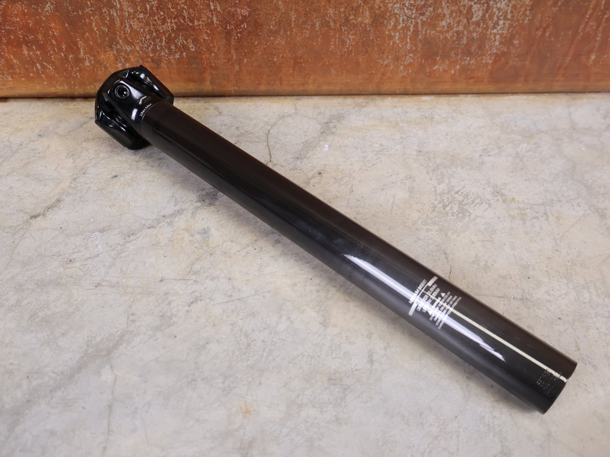 Sattelstütze von Bontrager, BONTRAGER PRO CARBON SATTELSTÜTZE – 31,6 MM – 330 MM – 0 MM OFFSET vor USEDBIKES - OB.DE Hintergrund