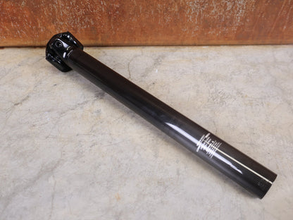 Sattelstütze von Bontrager, BONTRAGER PRO CARBON SATTELSTÜTZE – 31,6 MM – 330 MM – 0 MM OFFSET vor USEDBIKES - OB.DE Hintergrund