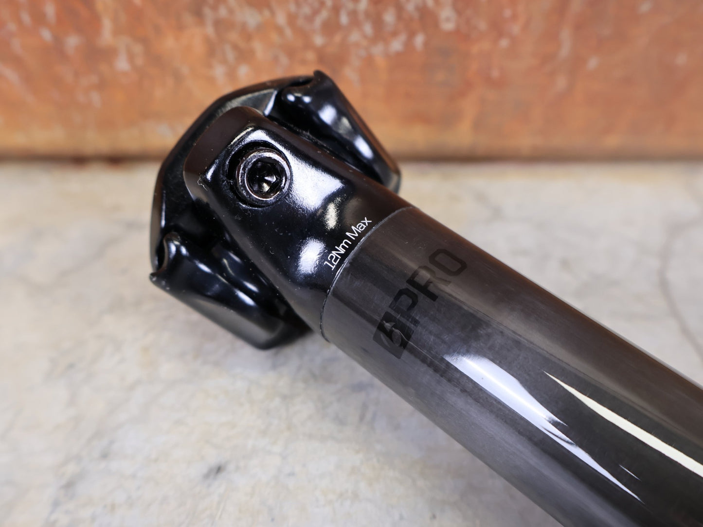 Sattelstütze von Bontrager, BONTRAGER PRO CARBON SATTELSTÜTZE – 31,6 MM – 330 MM – 0 MM OFFSET vor USEDBIKES - OB.DE Hintergrund