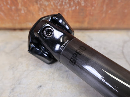 Sattelstütze von Bontrager, BONTRAGER PRO CARBON SATTELSTÜTZE – 31,6 MM – 330 MM – 0 MM OFFSET vor USEDBIKES - OB.DE Hintergrund