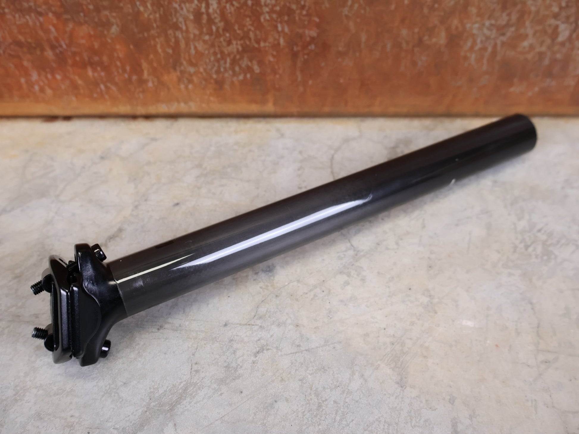 Sattelstütze von Bontrager, BONTRAGER PRO CARBON SATTELSTÜTZE – 31,6 MM – 330 MM – 0 MM OFFSET vor USEDBIKES - OB.DE Hintergrund