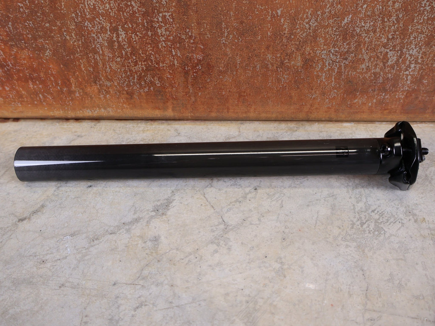 Sattelstütze von Bontrager, BONTRAGER PRO CARBON SATTELSTÜTZE – 31,6 MM – 330 MM – 0 MM OFFSET vor USEDBIKES - OB.DE Hintergrund