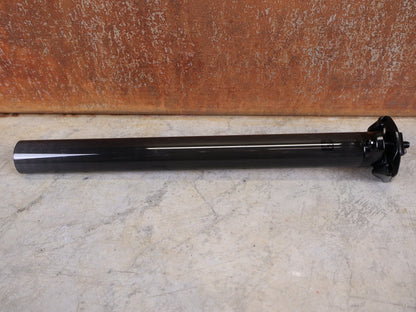 Sattelstütze von Bontrager, BONTRAGER PRO CARBON SATTELSTÜTZE – 31,6 MM – 330 MM – 0 MM OFFSET vor USEDBIKES - OB.DE Hintergrund