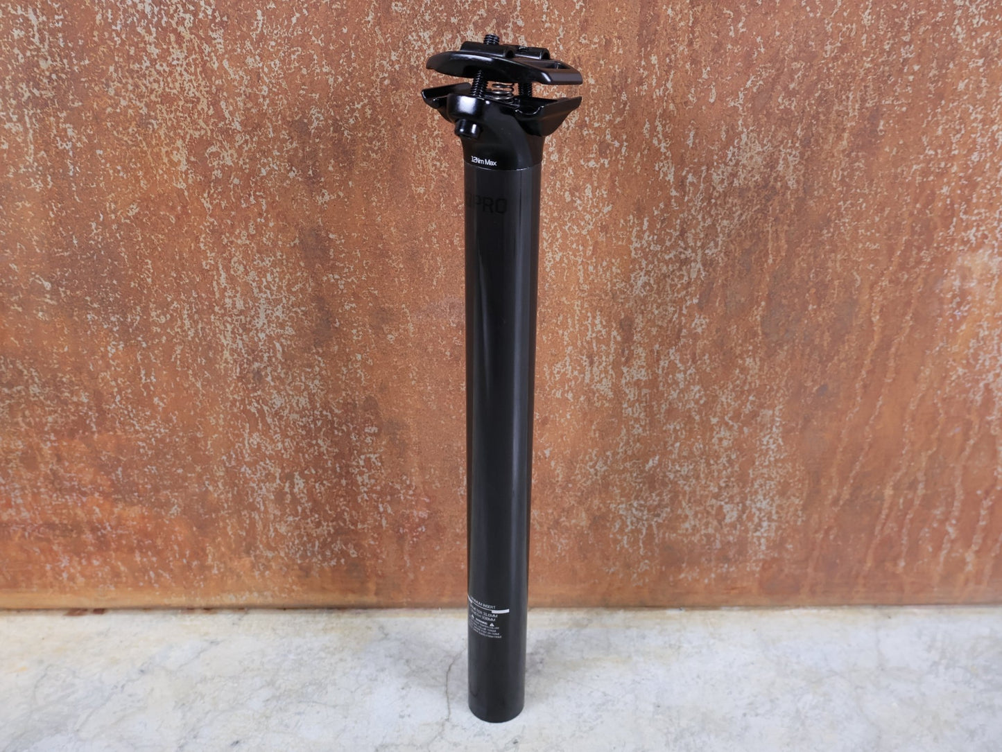 Sattelstütze von Bontrager, BONTRAGER PRO CARBON SATTELSTÜTZE – 31,6 MM – 330 MM – 0 MM OFFSET vor USEDBIKES - OB.DE Hintergrund