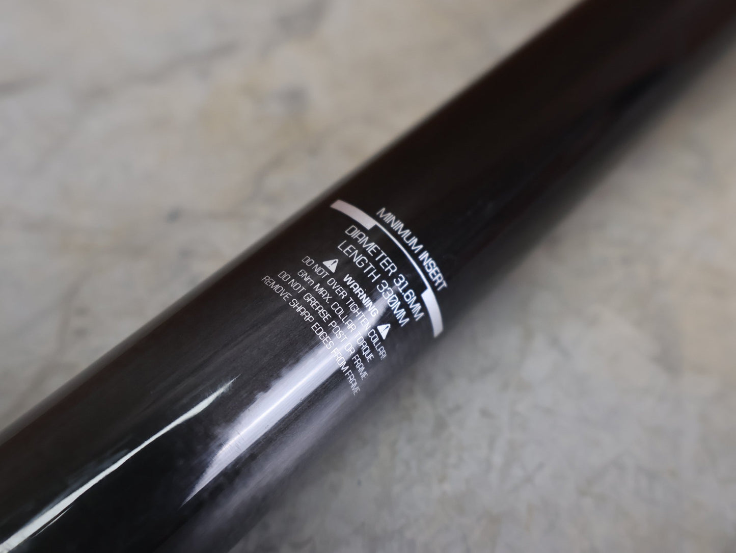 Sattelstütze von Bontrager, BONTRAGER PRO CARBON SATTELSTÜTZE – 31,6 MM – 330 MM – 0 MM OFFSET vor USEDBIKES - OB.DE Hintergrund