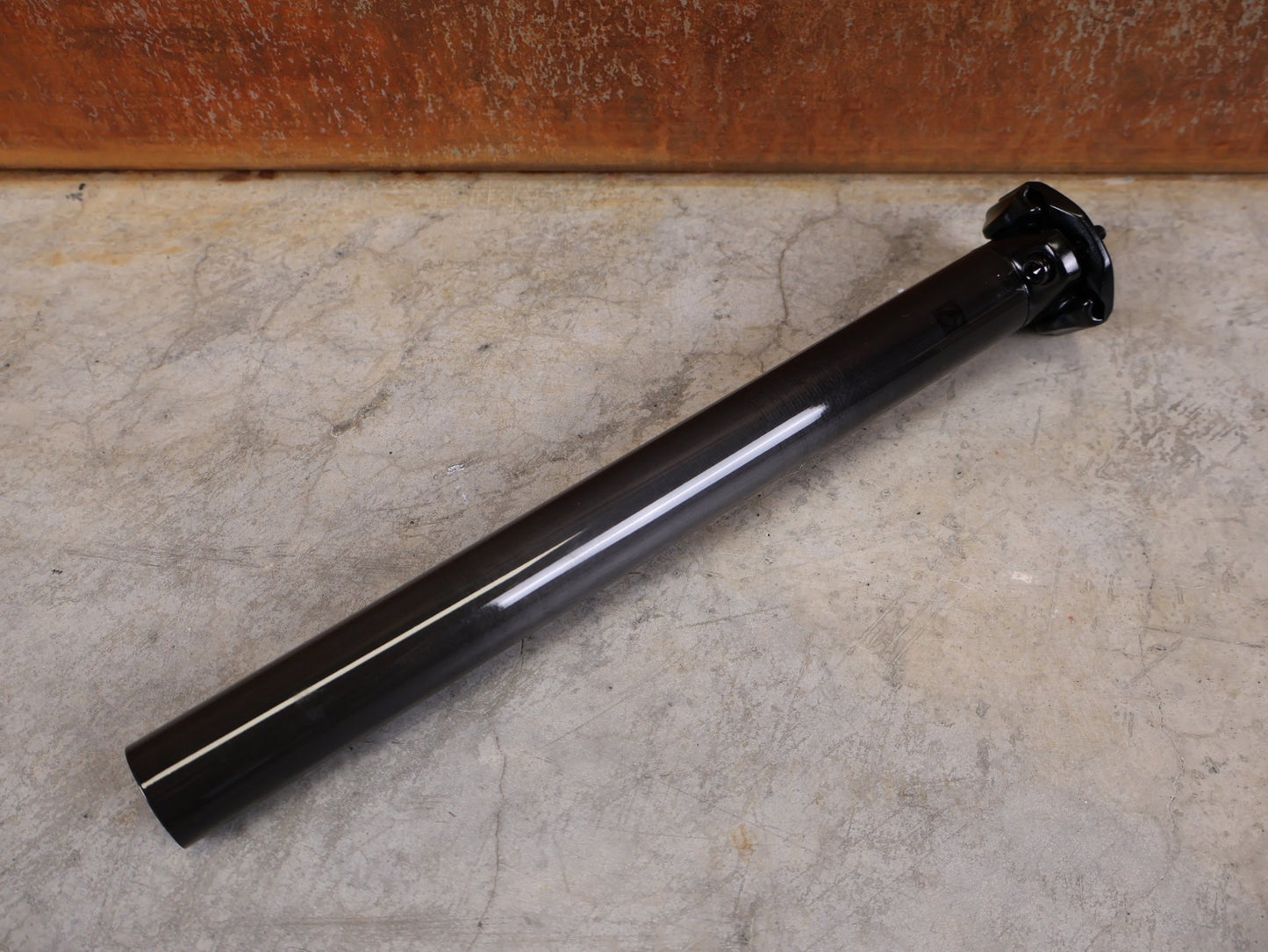 Sattelstütze von Bontrager, BONTRAGER PRO CARBON SATTELSTÜTZE – 31,6 MM – 330 MM – 0 MM OFFSET vor USEDBIKES - OB.DE Hintergrund