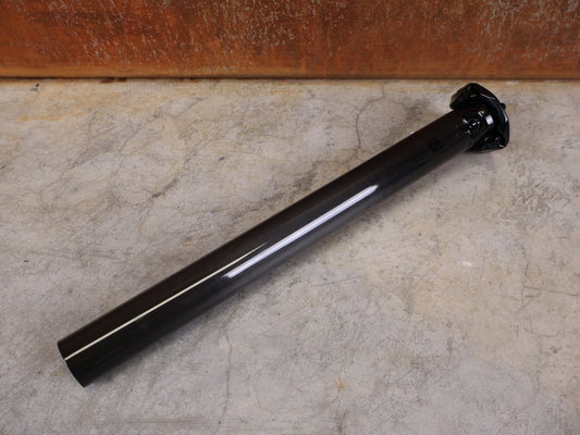 Sattelstütze von Bontrager, BONTRAGER PRO CARBON SATTELSTÜTZE – 31,6 MM – 330 MM – 0 MM OFFSET vor USEDBIKES - OB.DE Hintergrund