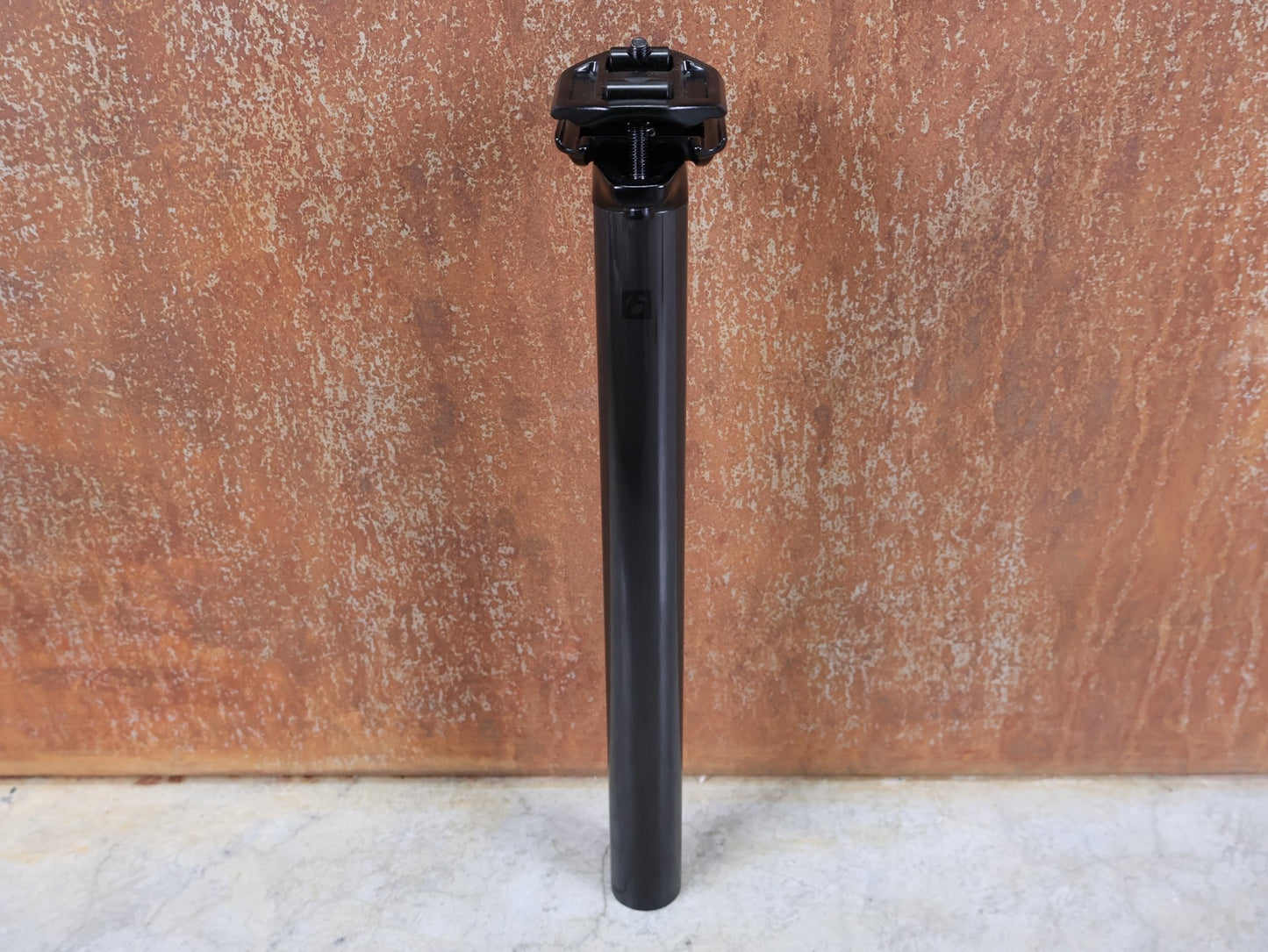 Sattelstütze von Bontrager, BONTRAGER PRO CARBON SATTELSTÜTZE – 31,6 MM – 330 MM – 0 MM OFFSET vor USEDBIKES - OB.DE Hintergrund