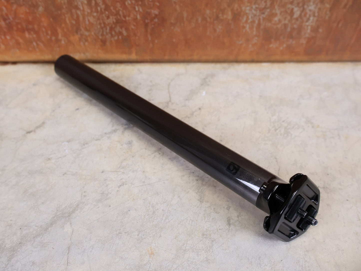 Sattelstütze von Bontrager, BONTRAGER PRO CARBON SATTELSTÜTZE – 31,6 MM – 330 MM – 0 MM OFFSET vor USEDBIKES - OB.DE Hintergrund