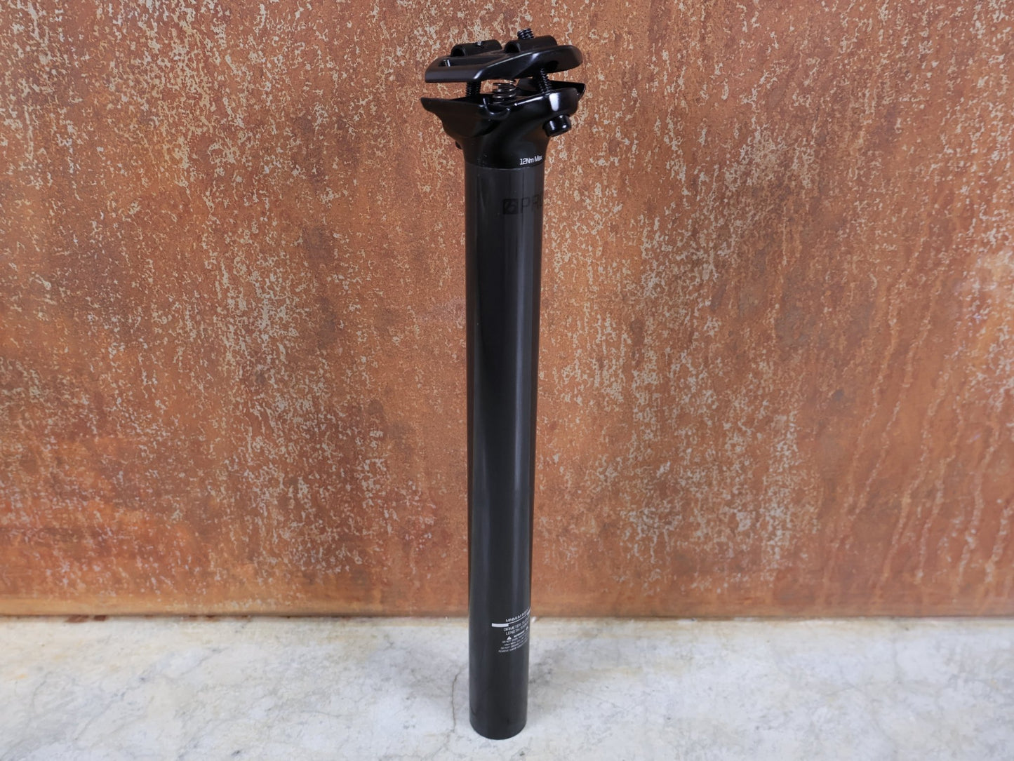 Sattelstütze von Bontrager, BONTRAGER PRO CARBON SATTELSTÜTZE – 31,6 MM – 330 MM – 0 MM OFFSET vor USEDBIKES - OB.DE Hintergrund