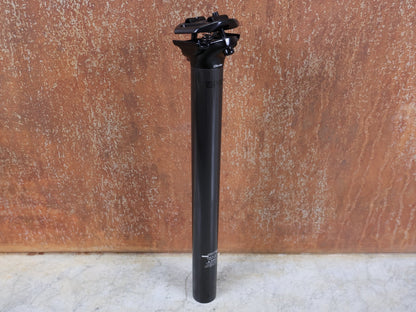 Sattelstütze von Bontrager, BONTRAGER PRO CARBON SATTELSTÜTZE – 31,6 MM – 330 MM – 0 MM OFFSET vor USEDBIKES - OB.DE Hintergrund