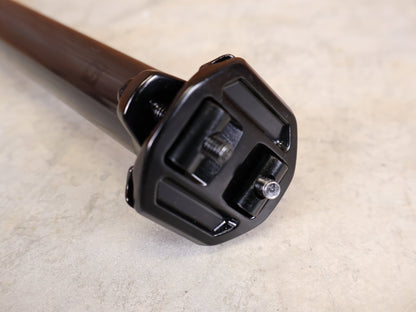 Sattelstütze von Bontrager, BONTRAGER PRO CARBON SATTELSTÜTZE – 31,6 MM – 330 MM – 0 MM OFFSET vor USEDBIKES - OB.DE Hintergrund