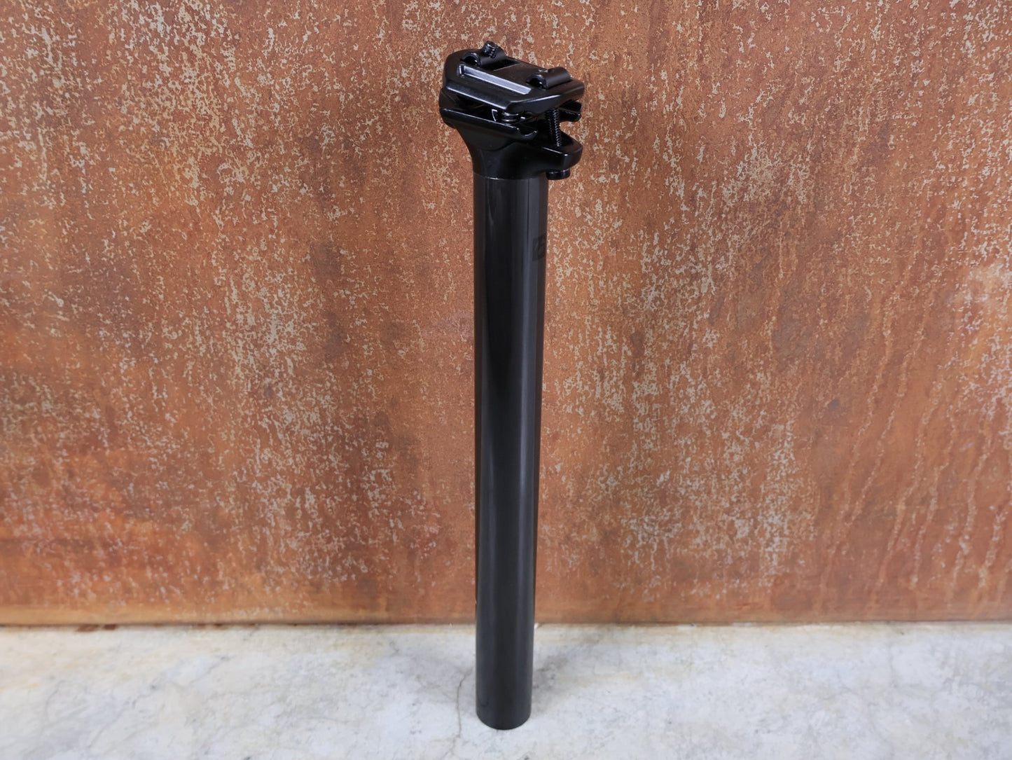 Sattelstütze von Bontrager, BONTRAGER PRO CARBON SATTELSTÜTZE – 31,6 MM – 330 MM – 0 MM OFFSET vor USEDBIKES - OB.DE Hintergrund